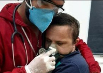 Paciente com Down fotografado em abraço com enfermeiro morre no Amazonas por falta de UTI